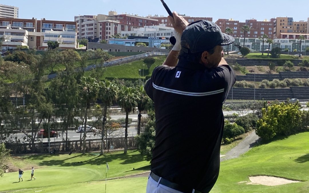 ¿Cuántos lagos tiene Las Palmeras Golf? ¿Cuánta agua se gasta en regarlo? ¿Es apta para el consumo? ¿Qué tipo de hierba se usa en el campo? D. Javier Garzón Moll nos responde.