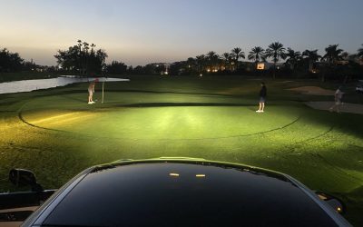 El II Champions Trophy de Golf Las Américas terminó a oscuras y con coches alumbrando el green del 18.