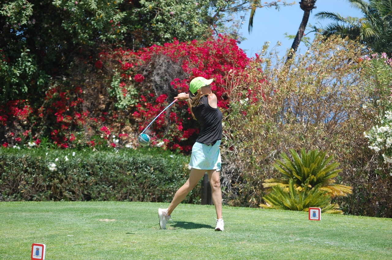 Miguel Lillo y María León, lideran el VIII Campeonato de Canarias Senior en el Tecina Golf. tras la primera jornada.