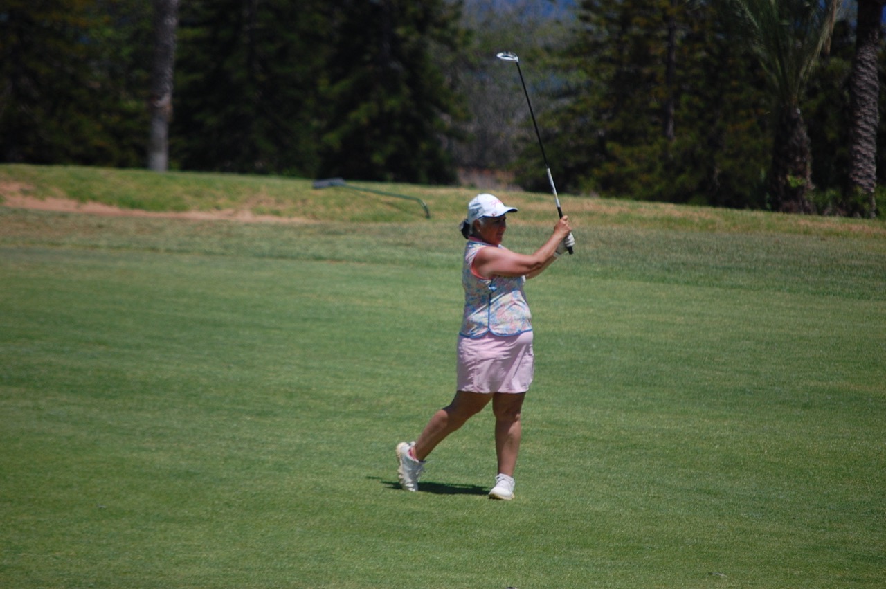Miguel Lillo y María León, lideran el VIII Campeonato de Canarias Senior en el Tecina Golf. tras la primera jornada.