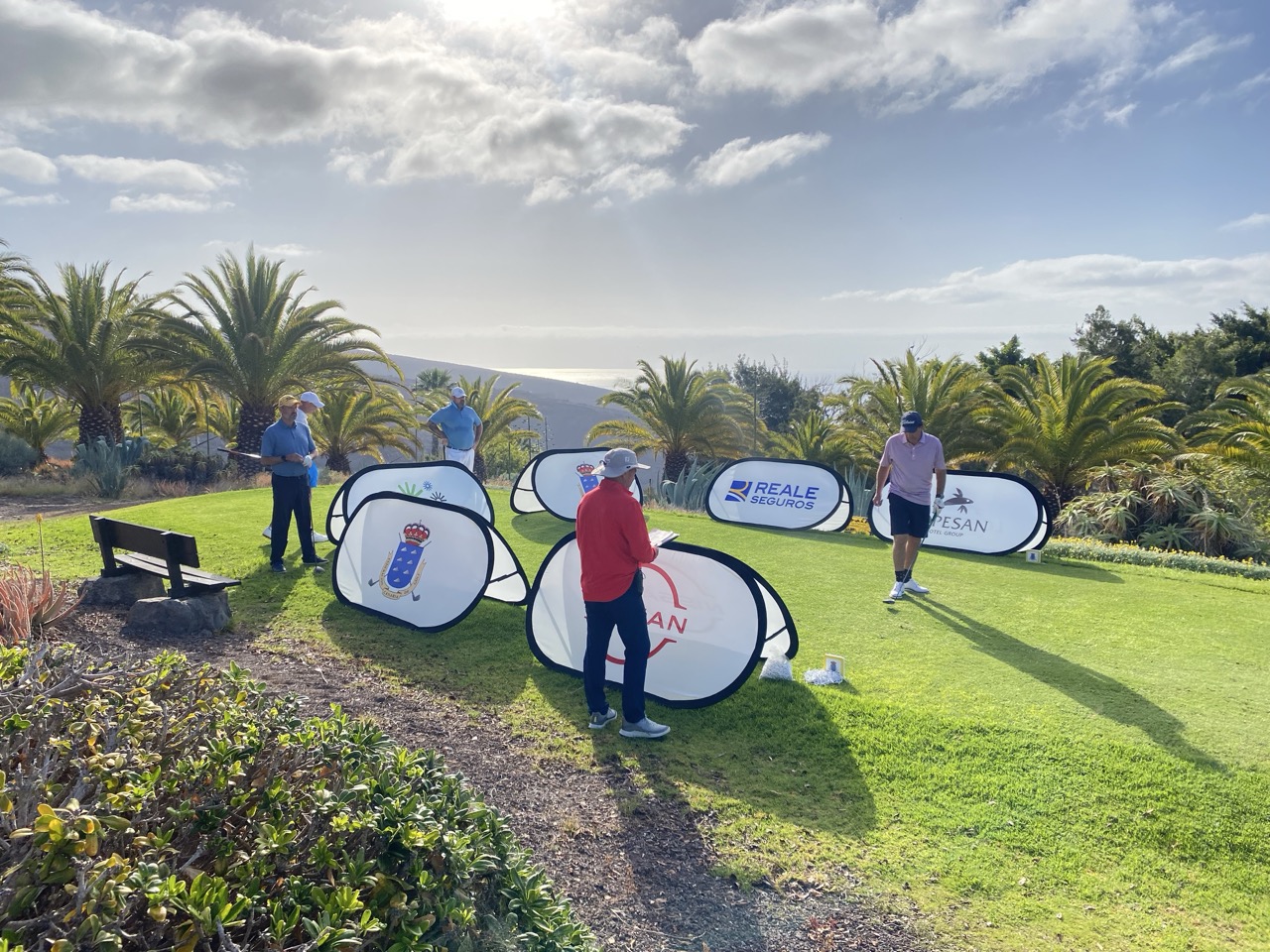 Miguel Lillo y María León, lideran el VIII Campeonato de Canarias Senior en el Tecina Golf. tras la primera jornada.