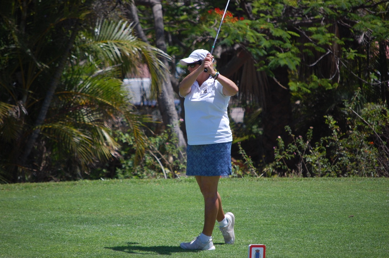 Miguel Lillo y María León, lideran el VIII Campeonato de Canarias Senior en el Tecina Golf. tras la primera jornada.