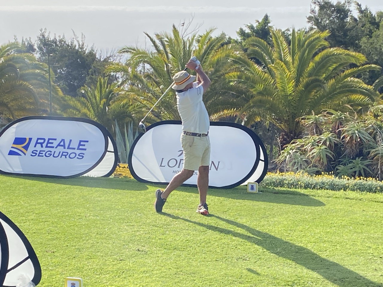 Miguel Lillo y María León, lideran el VIII Campeonato de Canarias Senior en el Tecina Golf. tras la primera jornada.