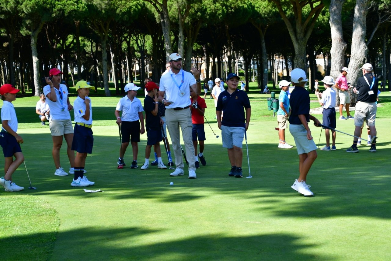Tarjetas bajo par y giros en las clasificaciones alumbran un jueves loco en el Campeonato de España Infantil, Alevín y Benjamín 2025 que se disputa en Cádiz.