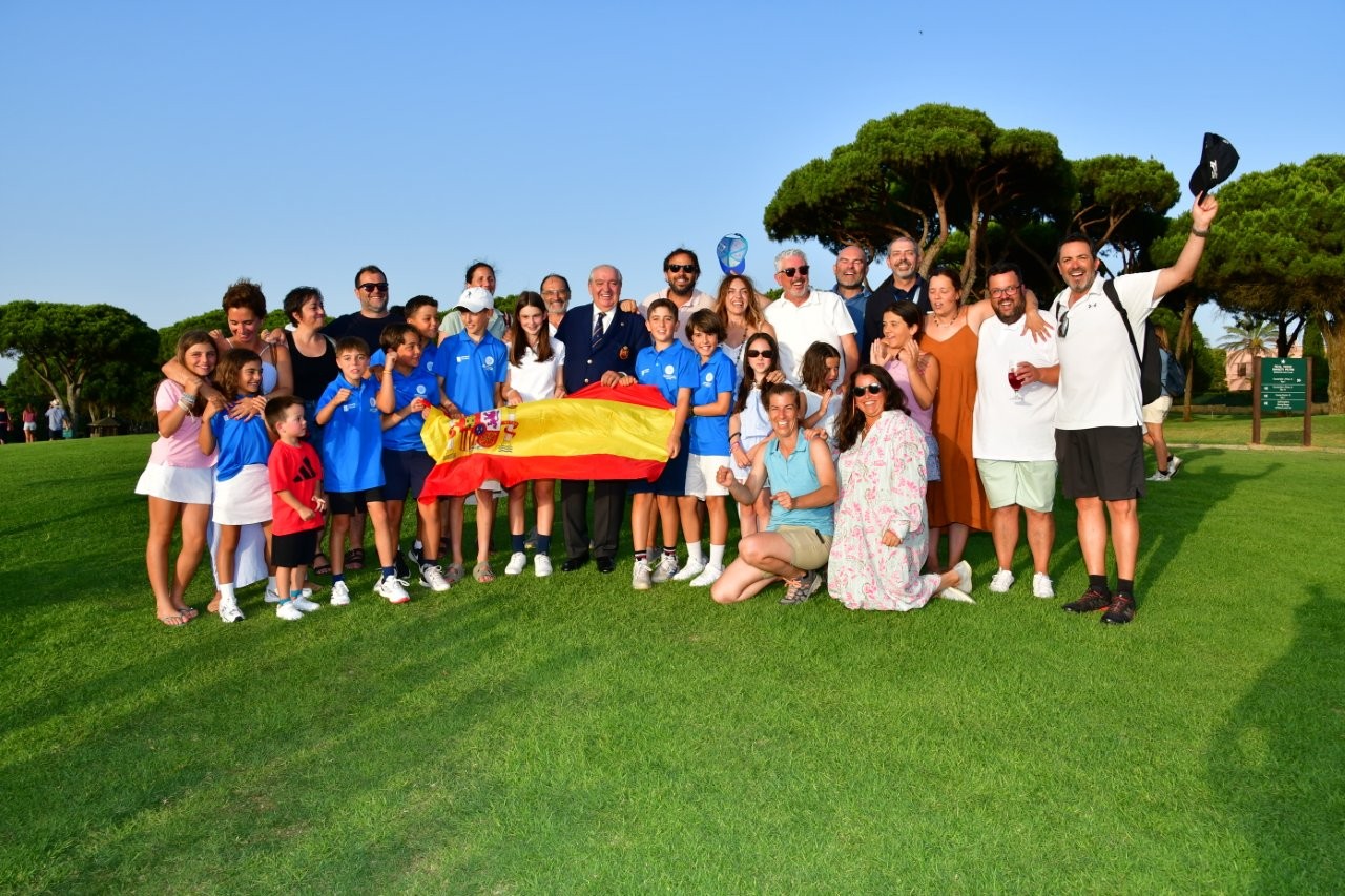 Los infantiles Oliver de Wint y Sofía Gamilla los alevines Enzo Jiménez y Daniela Lozano y los benjamines Diego Gross y Martina Tirado campeones de España 2025.