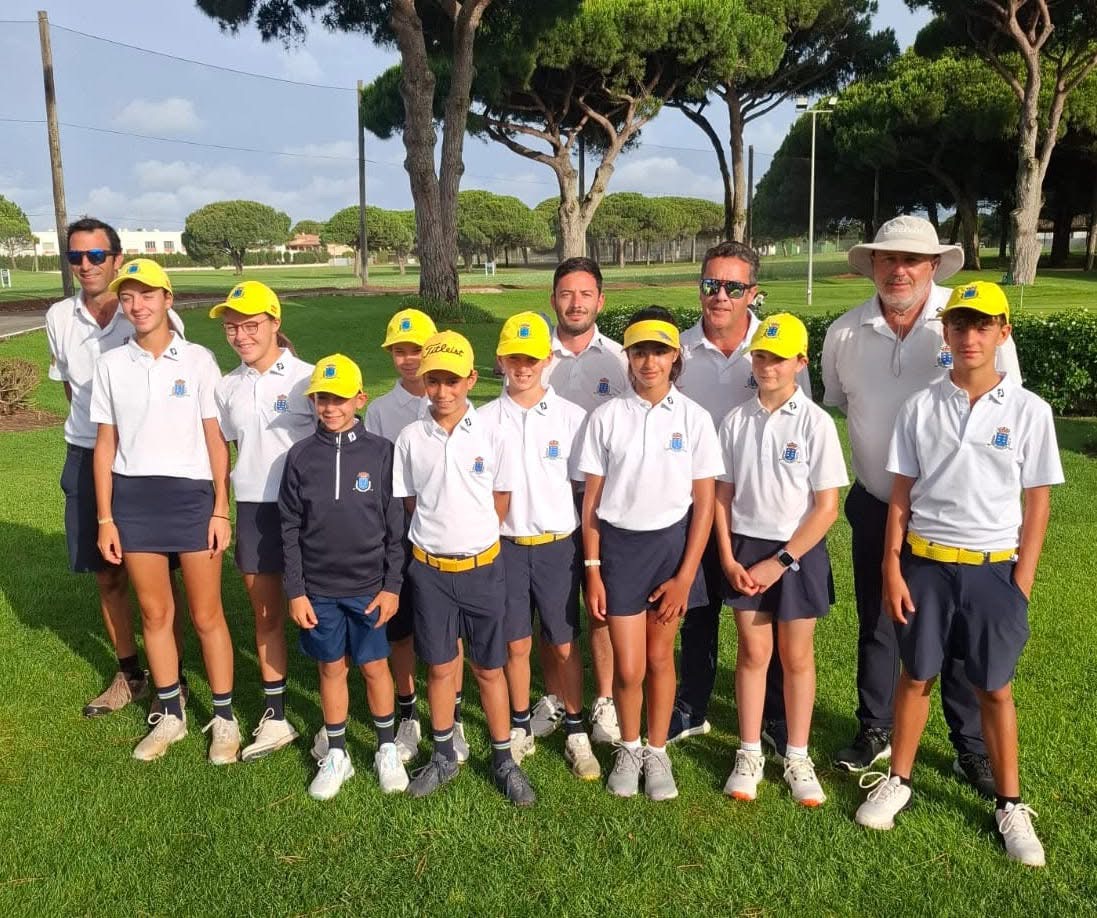 Tarjetas bajo par y giros en las clasificaciones alumbran un jueves loco en el Campeonato de España Infantil, Alevín y Benjamín 2025 que se disputa en Cádiz.