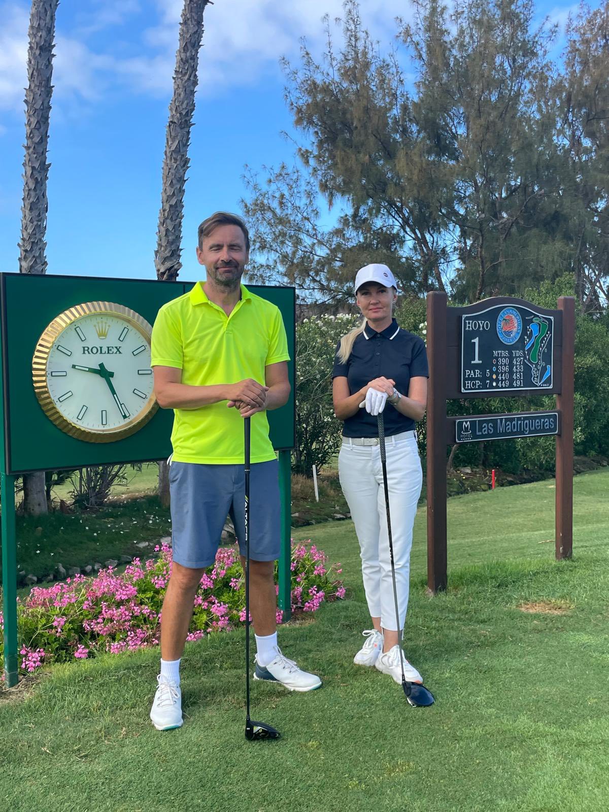 Llegan las finales del Match Play de Golf Las Américas. Estos son los clasificados.Jacek tenía que conceder cuatro puntos a Nataliya, y ella supo aprovecharlo en los primeros nueve, logrando ponerse 4 arriba.Sin embargo, como a lo largo de todo el torneo, Radon volvió a demostrar una gran resiliencia, adaptándose bien al match y sin rendirse en ningún momento. Logró igualar el partido tras los 18 y forzar el desempate. En el primer hoyo del play-off, el triunfo fue para la ucraniana, entrenada por Borja Ocaña, que se medirá en la gran final al canario Román Rodríguez, quien venció el pasado martes al irlandés Sean Flaherty en la otra semifinal en el hoyo 18. 