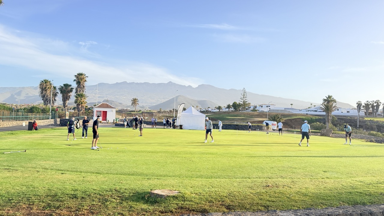 Shakolin y Belousov ganadores absolutos del Torneo Barceló Tenerife en Golf del Sur.A partir de las 10:30, la brisa inicial se convirtió en viento, que dificultó el recorrido como así lo esperaba José María Sans en la rueda de prensa del torneo del que pueden leer la crónica haciendo pinchando aquí.